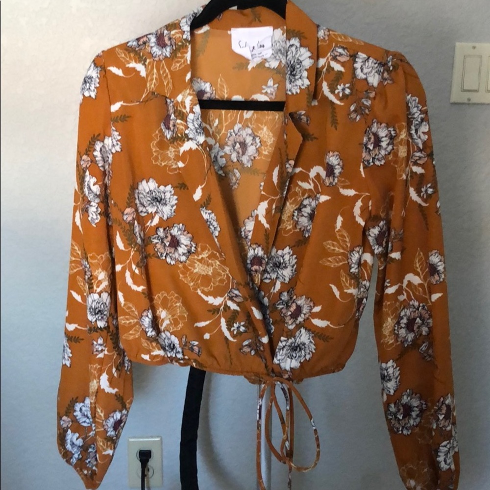 Floral Wrap top. Perfect for fall 🤍